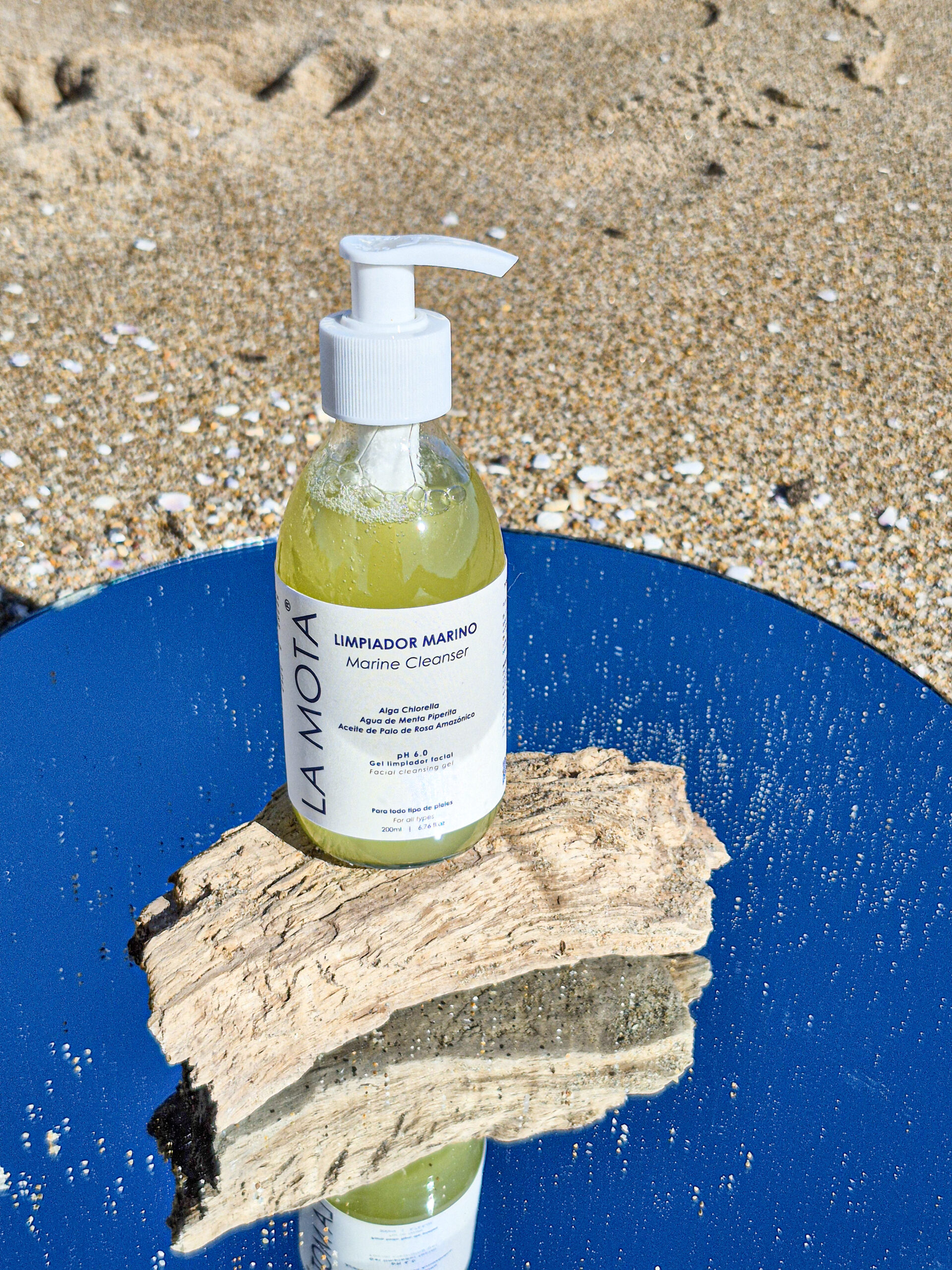 Limpiador facial marino de LA MOTA con alga chlorella y tensioactivos vegetales suaves