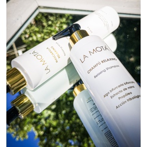 Ritual antifrizz e hidratación de LA MOTA® con Champú Relaxing y Mascarilla Relaxing, tratamiento capilar con algas marinas que elimina el encrespamiento y aporta hidratación profunda al cabello seco o rebelde.